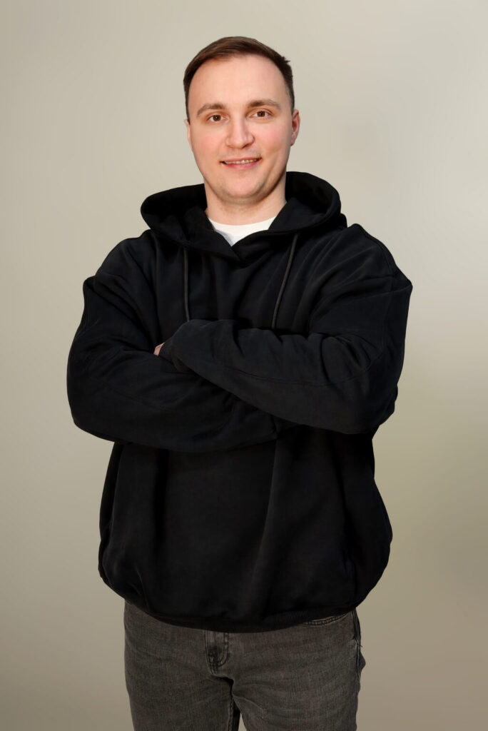 Худи унисекс «Премиум» с мягким велюр-эффектом с именной вышивкой (Черный)
